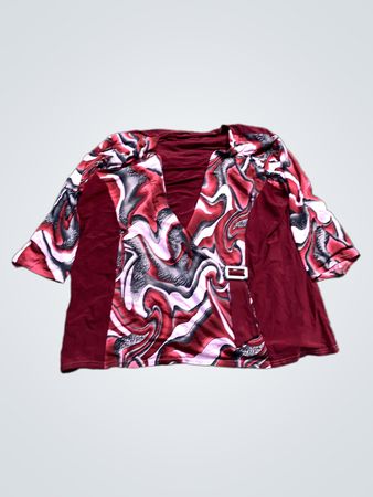 Bluse mit Rot- und Weißwirbelmuster und Schnalle