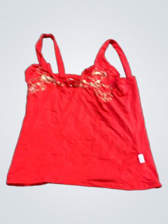 Rotes Tanktop mit goldener Verzierung