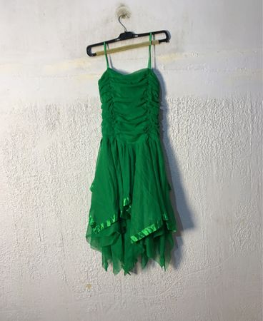 Grünes gerafftes Spaghettiträgerkleid mit gestuften Saum