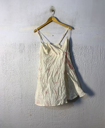 Cremefarbenes Kleid mit rosa floralem Stickerei