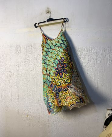Ärmelloses Kleid mit buntem Muster