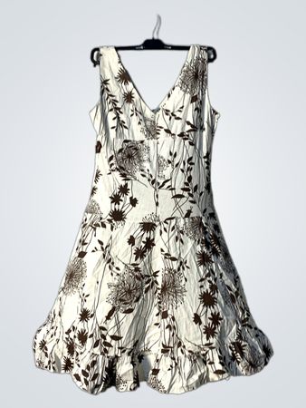 Weißes Kleid mit braunem Blumenmuster