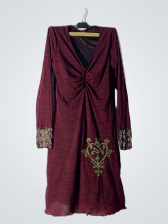 Comodo Langarm-V-Ausschnitt-Kleid mit grüner Stickerei