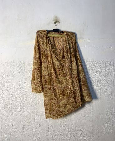 Langärmlige Bauernbluse mit goldenem und rotem Muster