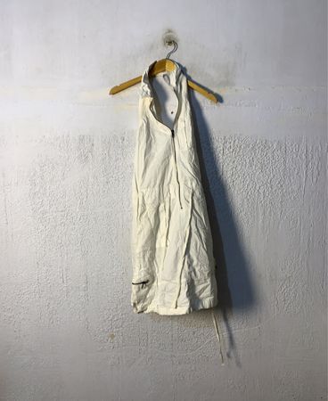 Weißes Neckholderkleid mit Reißverschluss und Taschen