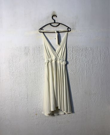 Cremefarbenes Trägerkleid mit floralem Schmuck
