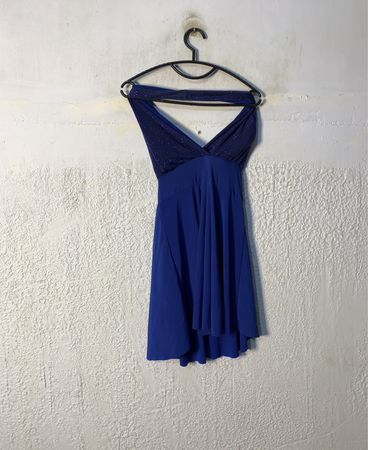 Blaues Halterneck-Kleid
