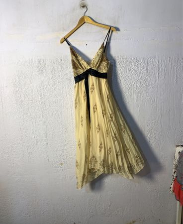 Gestreiftes Midi-Kleid in Gelb mit schwarzem Banddetail