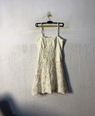 Cremefarbenes Hemdchenkleid mit floralem Stickerei