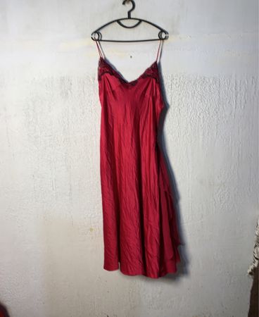 Rotes Unterkleid mit schwarzer Spitzenkante