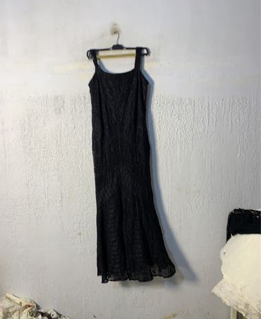 Schwarzes Spitzenmaxikleid