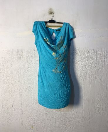 LMC Blaues Kleid mit goldener Druckgrafik