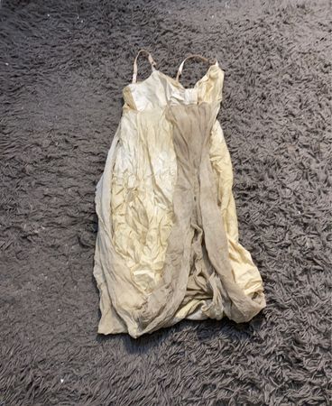 Cremefarbenes, zerknittertes Kleid
