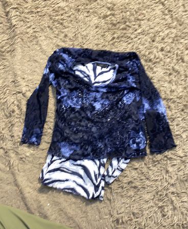 Oui blau und schwarz gemustertes Langarmoberteil mit Zebra-Print-Akzent