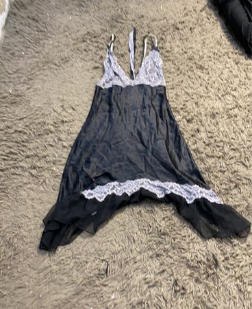 Schwarzes und weißes Spitzebesatz Babydoll Negligé