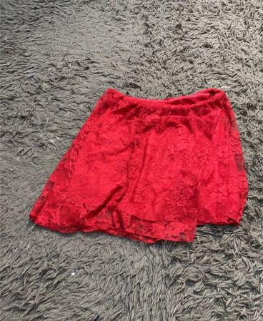 Roter Spitzenrock