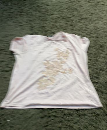Rosa T-Shirt mit floralem Design
