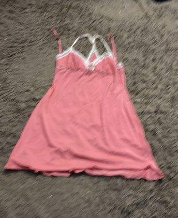 Rosa Slipkleid mit Spitzenbesatz