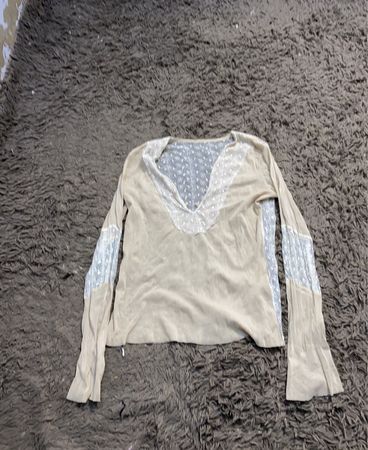 Beiges V-Ausschnitt Langarmshirt mit Spitzenakzenten
