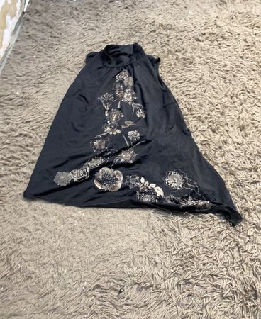 Schwarzes ärmelloses Oberteil mit Blumenmuster