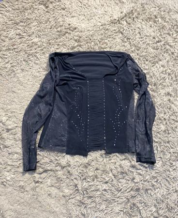 Schwarzes Langarmoberteil mit glitzernden Details