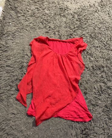 Roter glitzernder Oberteil
