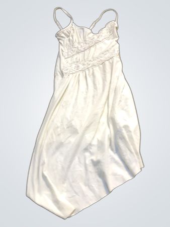 Weißes Slipkleid mit Pailletten