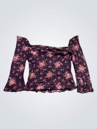 Lila Blumen-Top mit schulterfreiem Schnitt
