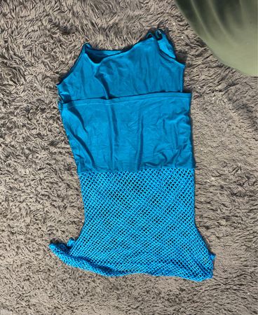 Blaues Netzkleid mit festem Einsatz