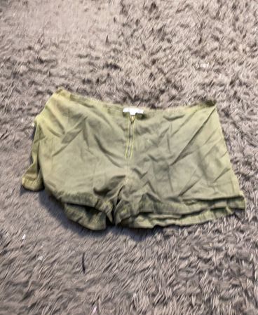 Olivengrüne Shorts