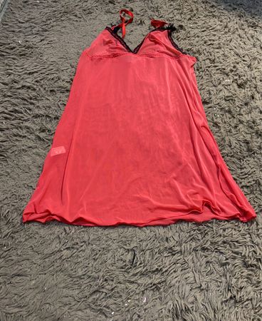Rote durchsichtige Chemise mit schwarzem Spitzenrand