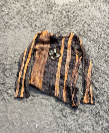 Schwarz- und orangegestreiftes Langarmshirt mit Verzierungen