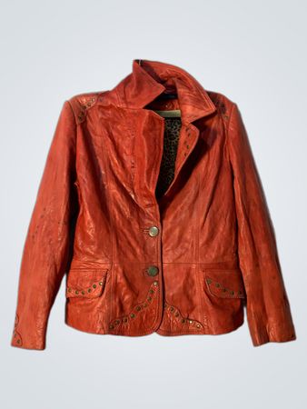 Giacca in pelle rossa con borchie