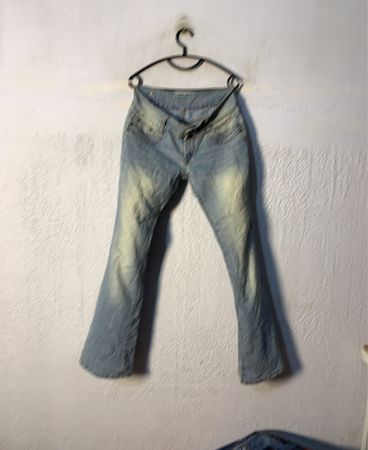 Jane Norman Damen Jeans mit heller Waschung und Schlag