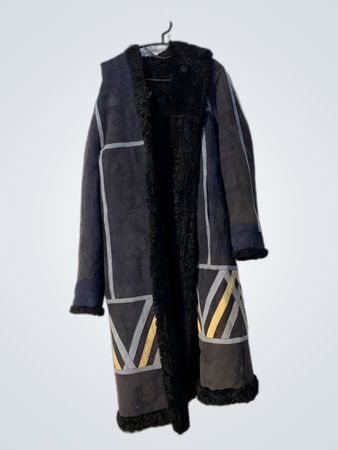 Long manteau de couleur sombre avec doublure en fourrure et accents de motif géométrique