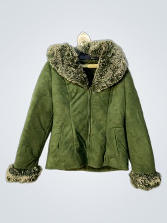 Veste en suédine verte avec bordure en fourrure