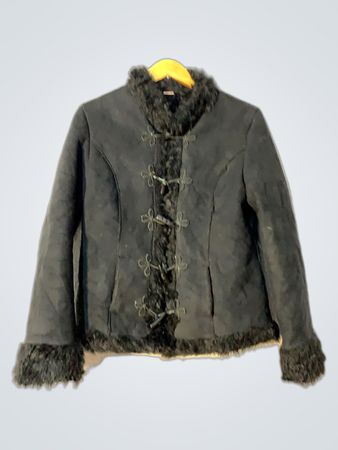 Giacca nera in ecopelle scamosciata con trim in pelliccia