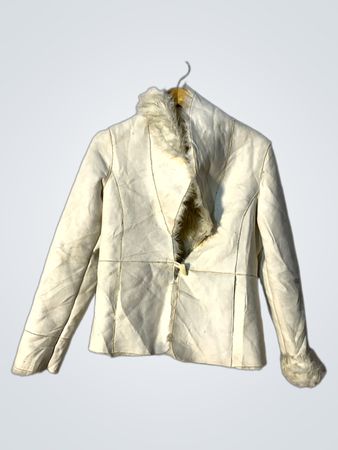 Veste en fausse fourrure blanche à bordures