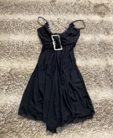 Schwarzes Kleid mit Schnallendetail