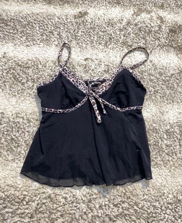 Schwarzes Top mit Leopardenmusterbesatz