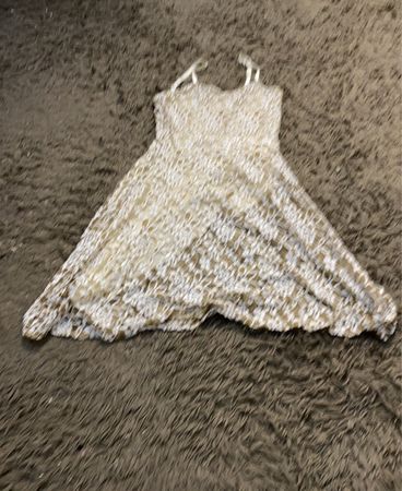 Weißes Spitzenkleid