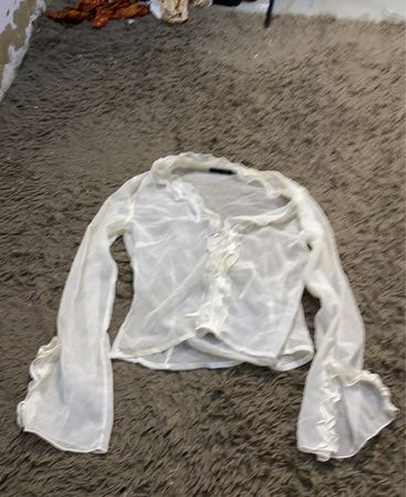 Weiße transparente Bluse mit Glockenärmeln und Rüschen