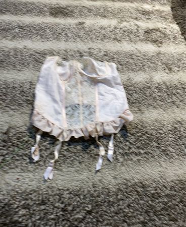 Rosa Strumpfhalter mit Spitzenbesatz