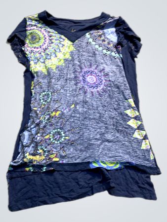 Blaues geschichtetes T-Shirt mit Grafikdruck
