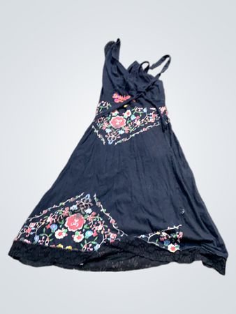 Schwarzes Kleid mit floralerStickerei