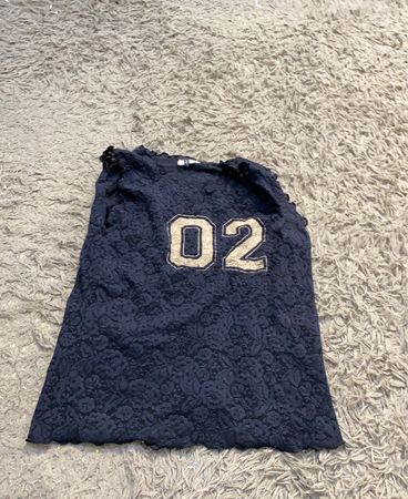 Marineblauer Spitzenoberteil mit "02" Grafik
