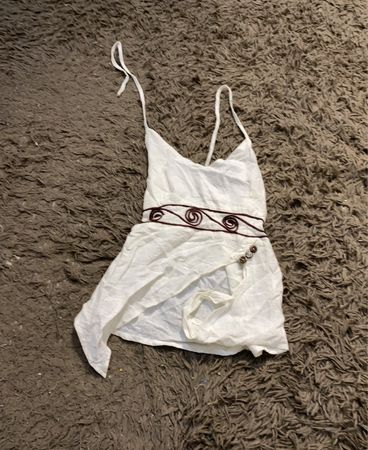 White Linen Wickelkleid mit dekorativen Verzierungen