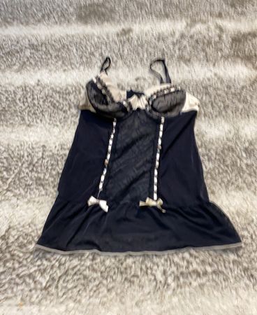 Schwarze und beige Lingerie-Nachtwäsche mit Schleifen