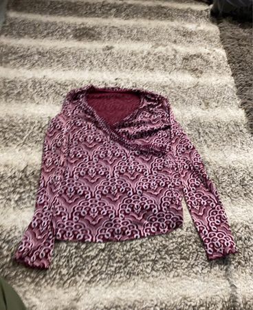 Bordeauxrot und pink gemustertes Langarmhemd
