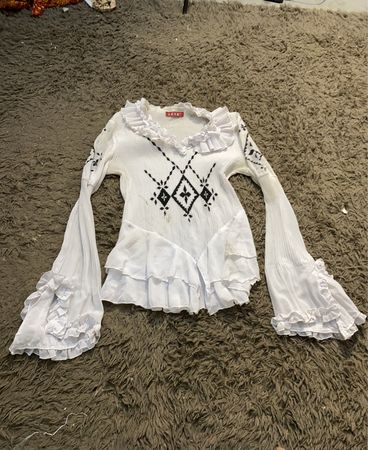 Weiße I.C.I.E. Bluse mit Rüschensleeves und Diamantmuster